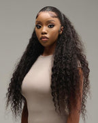 femme portant une perruque deep wave