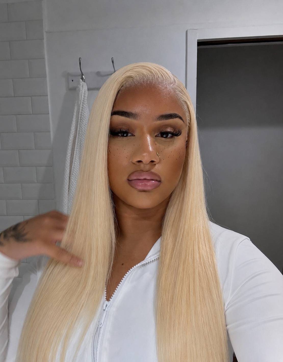 perruque blonde femme pose devant le miroir 