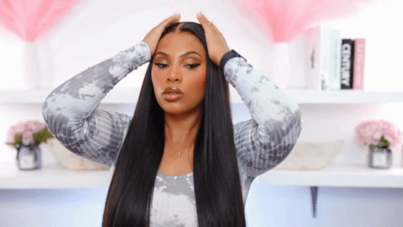 gif femme presente sa chevelure lisse noir