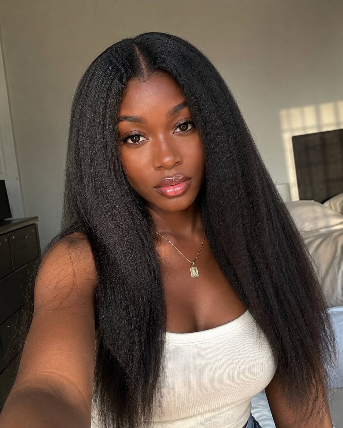 Texture cheveux afro crépus lissés, perruque kinky straight cheveux naturels raie centrale, BEL'HAIR Paris